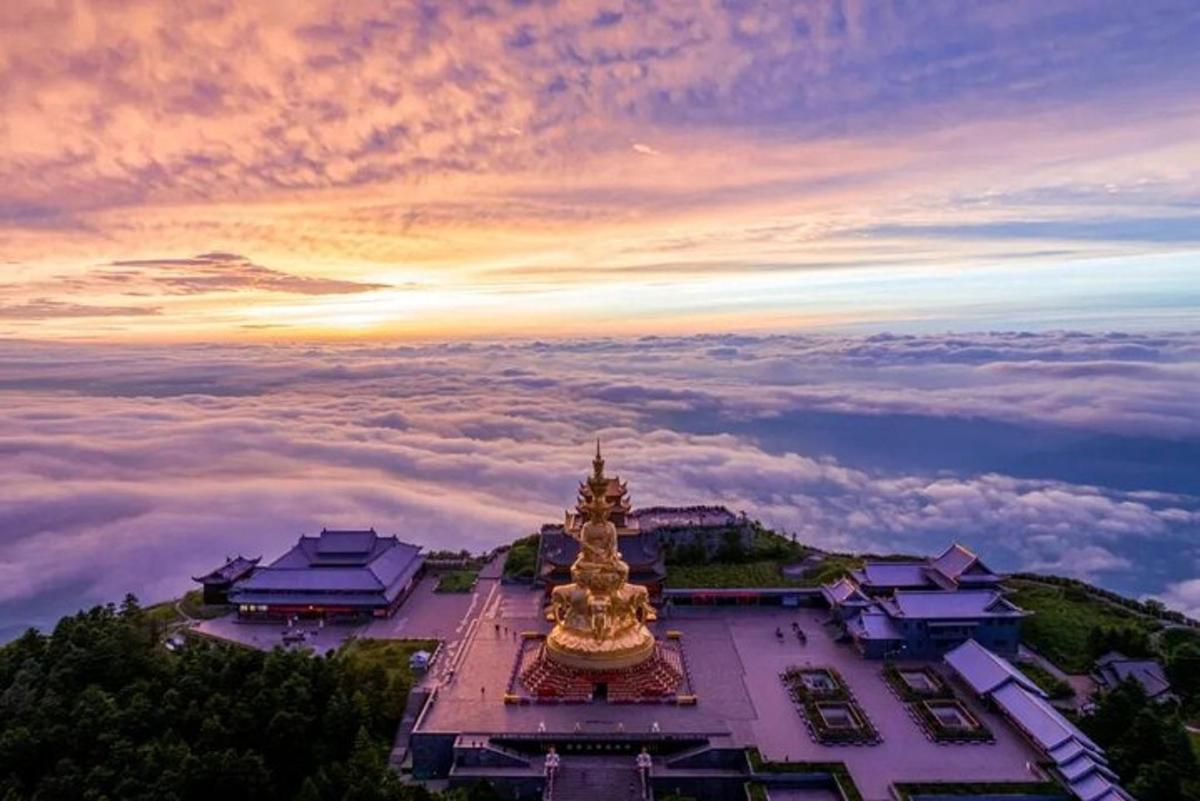 ein Blick auf eine Pagode im Himmel über den Wolken