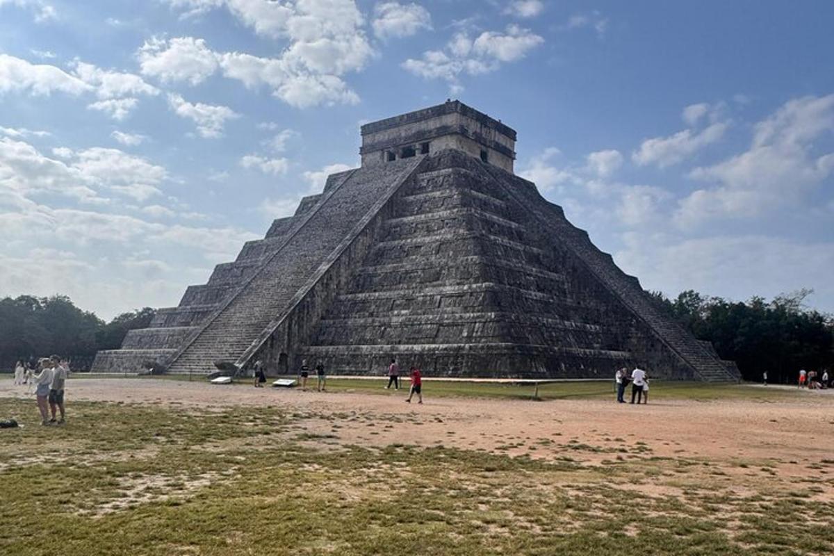 pyramida s lidmi stojícími před ní