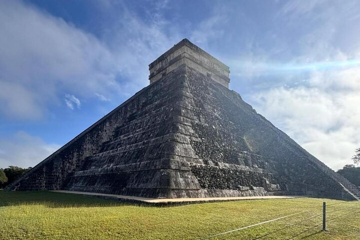 pyramida uprostřed pole