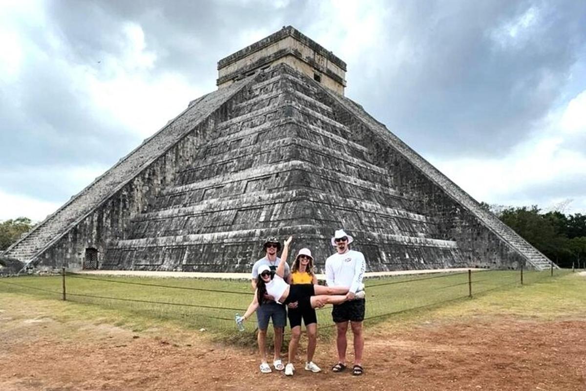 skupina lidí stojící před pyramidou