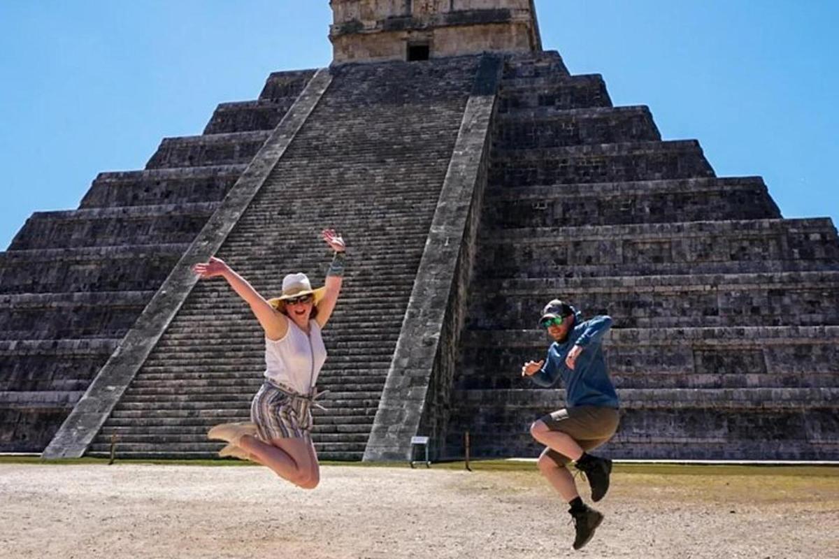 dva lidé skákající před pyramidou