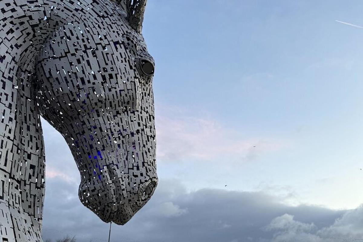 una scultura di un cavallo con il cielo sullo sfondo