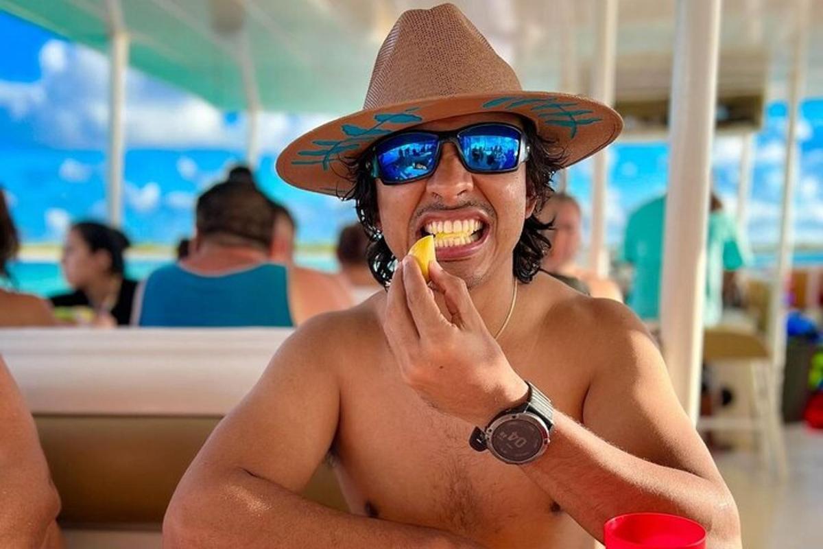 seorang lelaki bertopi jerami makan pisang