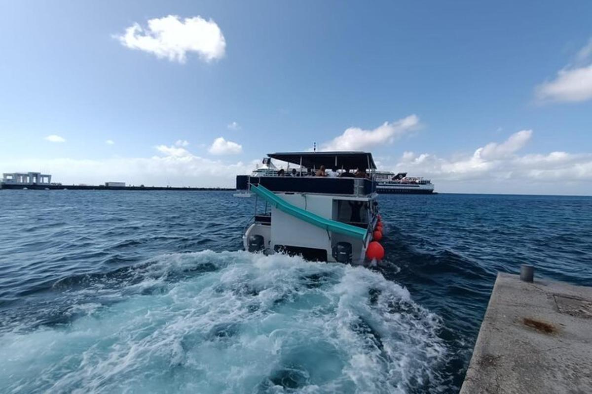 bot di dalam air dengan kapal persiaran di latar belakang