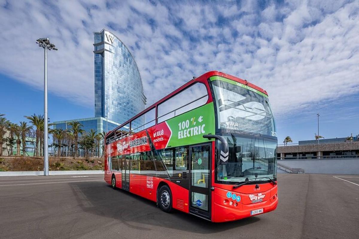 punane kahekordne buss pargitud parklasse
