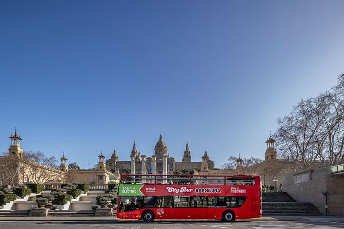 punane kahekordne buss pargitud hoone ette