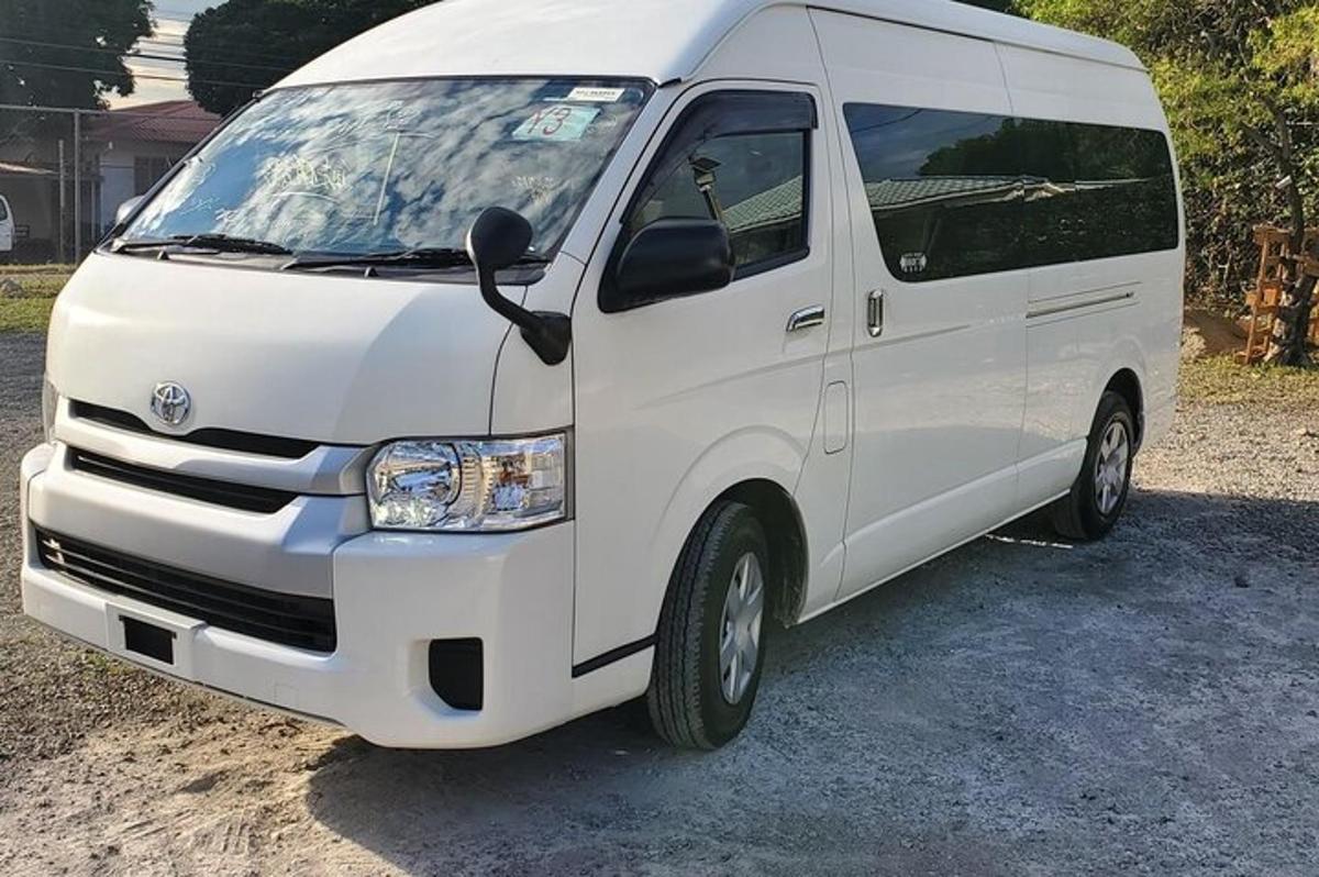 một chiếc xe tải màu trắng đậu trên bãi sỏi