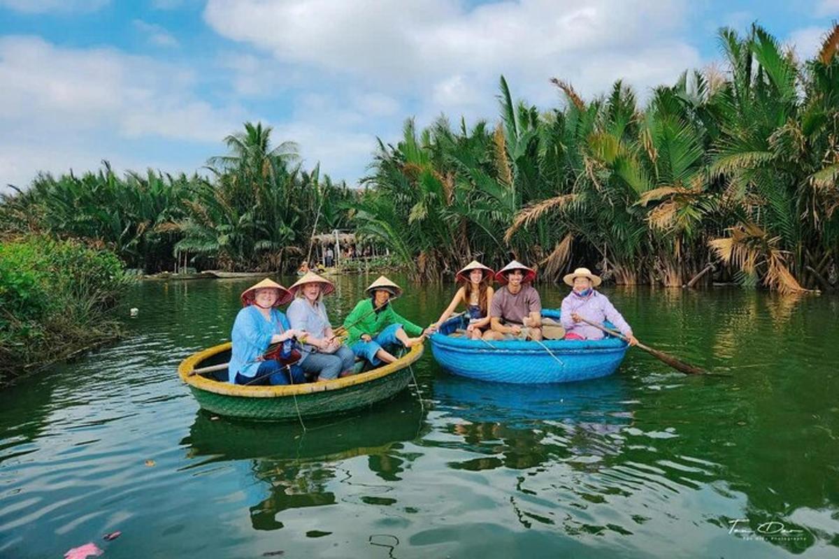 sekumpulan orang yang menaiki bot di sungai
