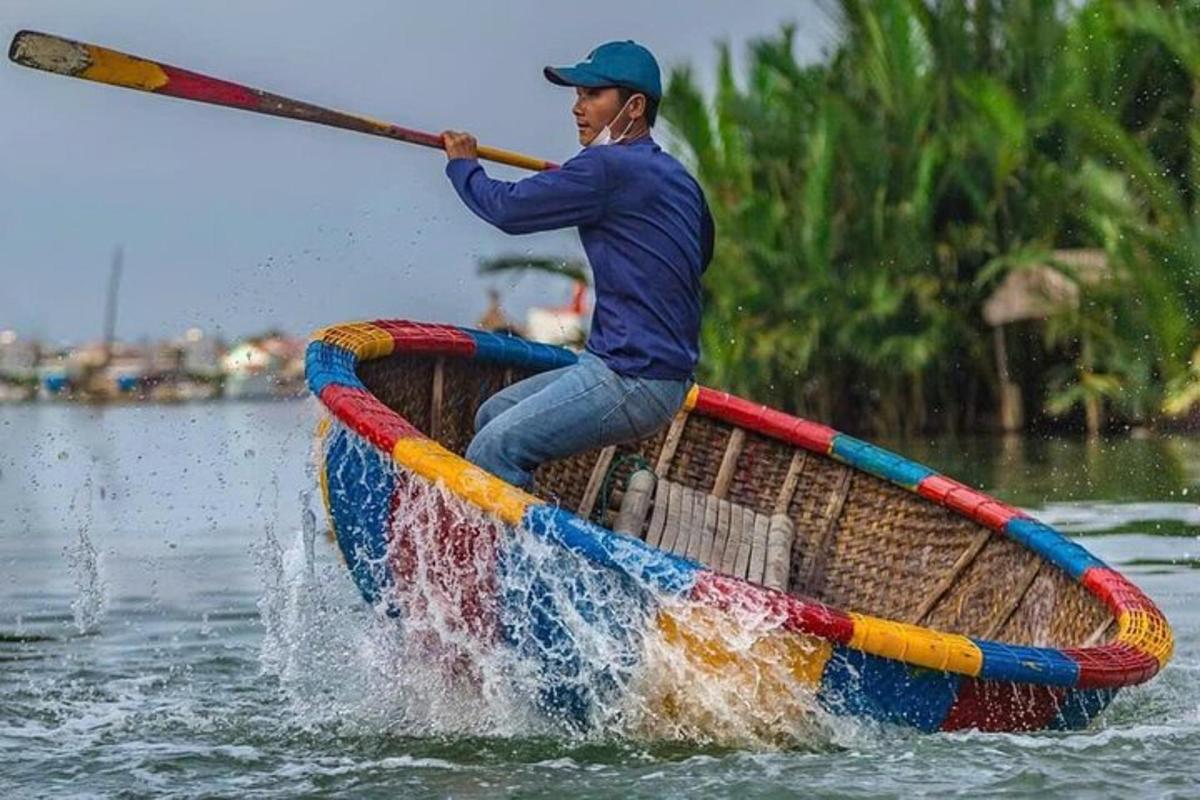 seorang lelaki sedang mendayung perahu di dalam air