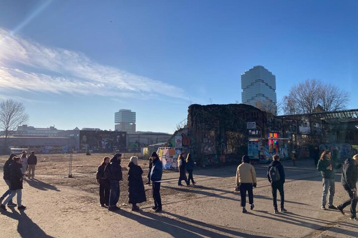 un gruppo di persone che camminano per strada