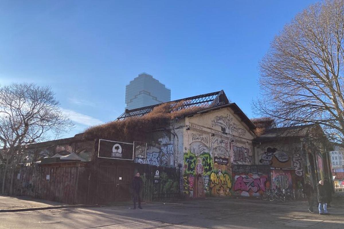 un edificio con graffiti sul lato