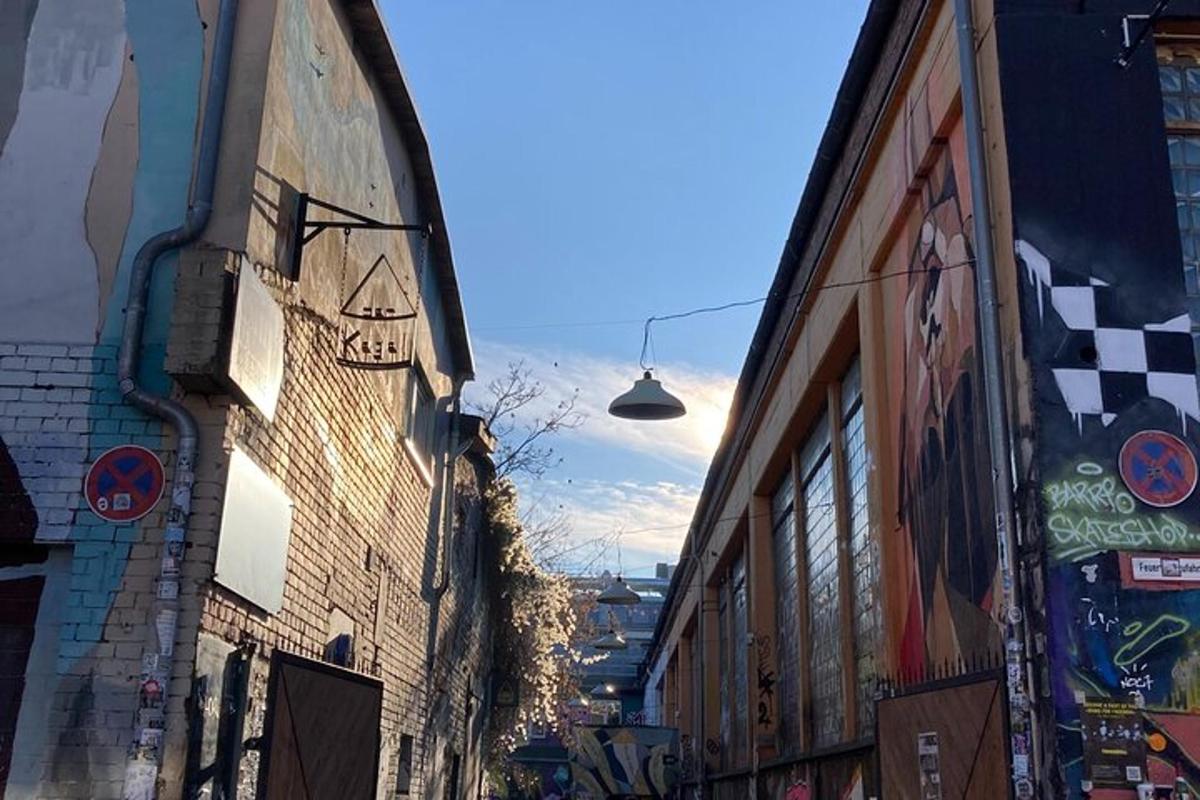 una strada cittadina con edifici e un lampione