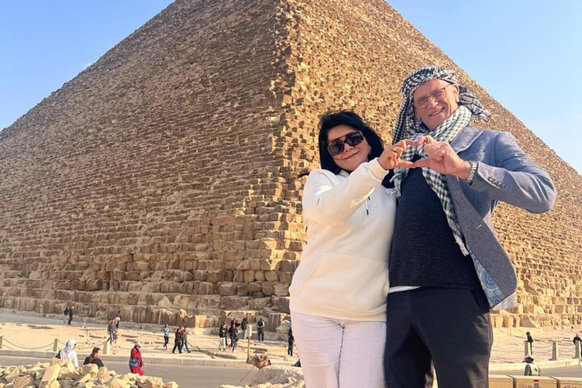 muž a žena stojící před pyramidou