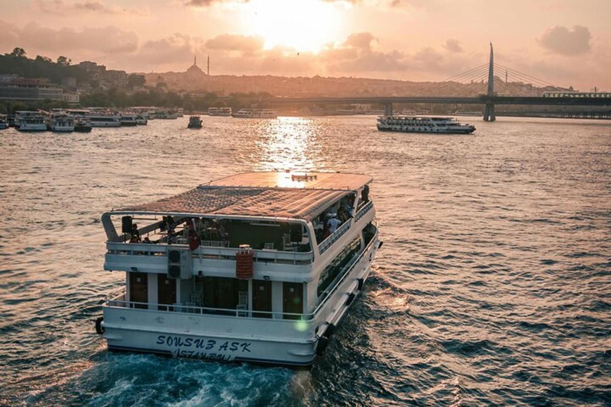 Ένα πορθμείο στο νερό με μια γέφυρα στο φόντο