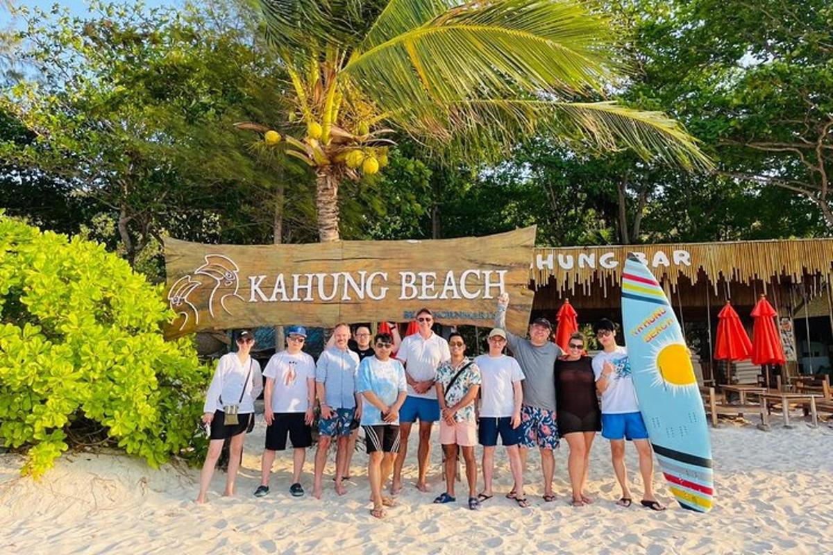 Un grupo de personas de pie frente a una playa