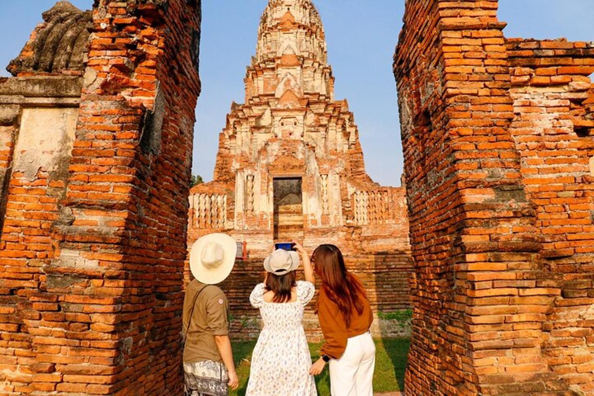 một nhóm người đang nhìn vào một tòa nhà cũ