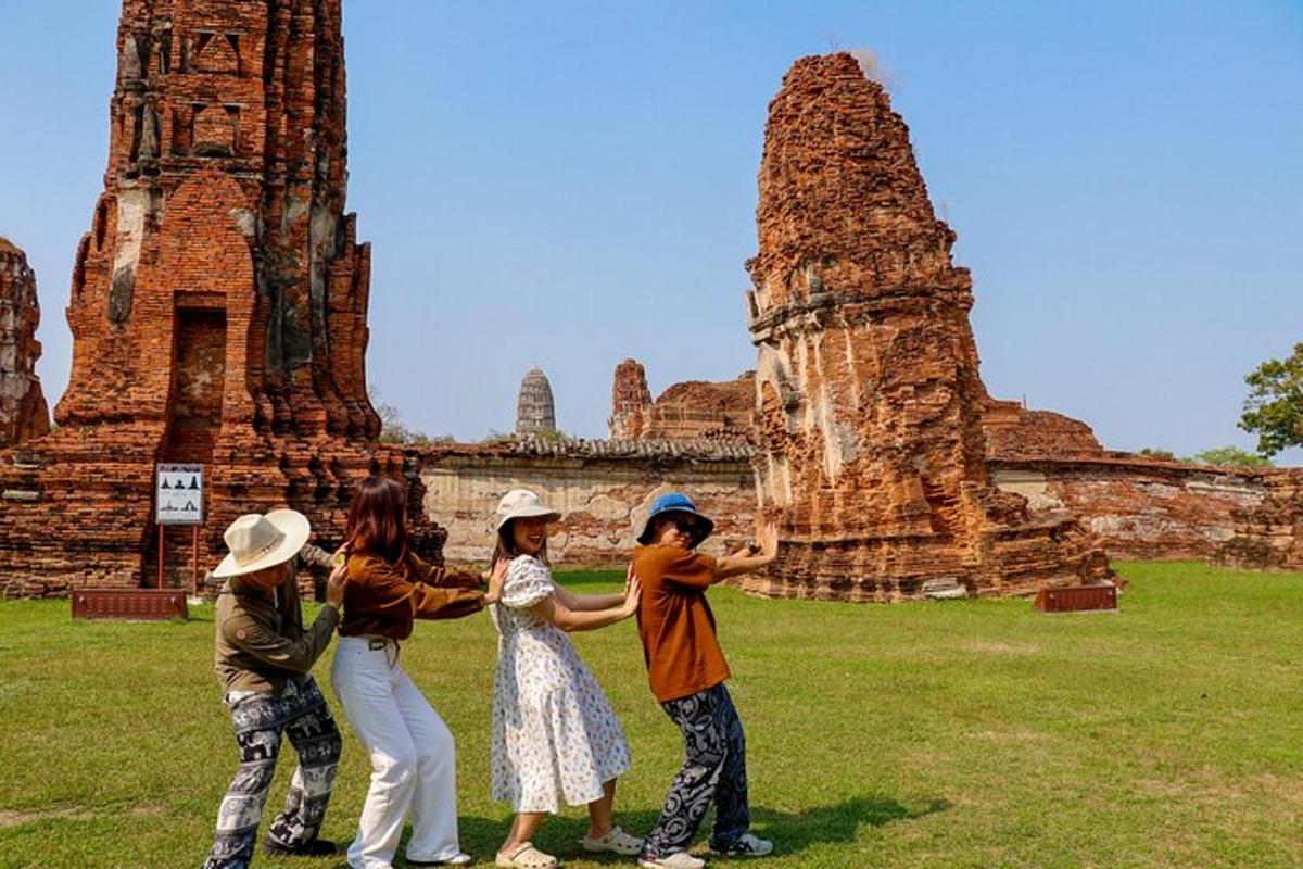 một nhóm người đang đứng trước một ngôi đền