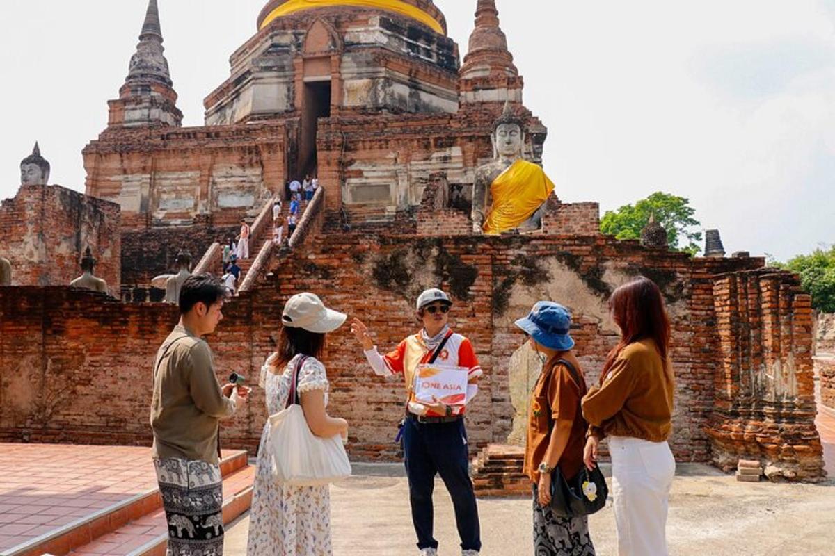 một nhóm người đứng trước một tòa nhà