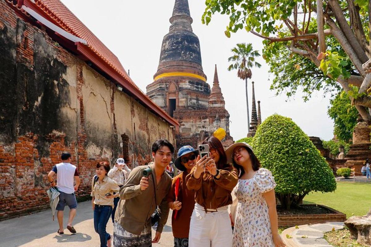 một nhóm người đang đứng trước một ngôi đền