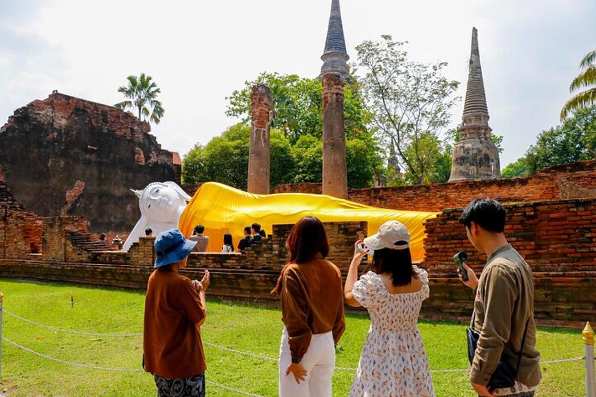 một nhóm người đang đứng trước một ngôi đền