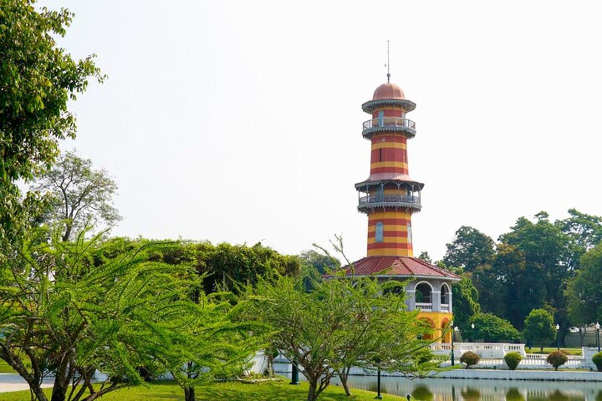 một ngọn hải đăng ở giữa công viên có nhiều cây xanh