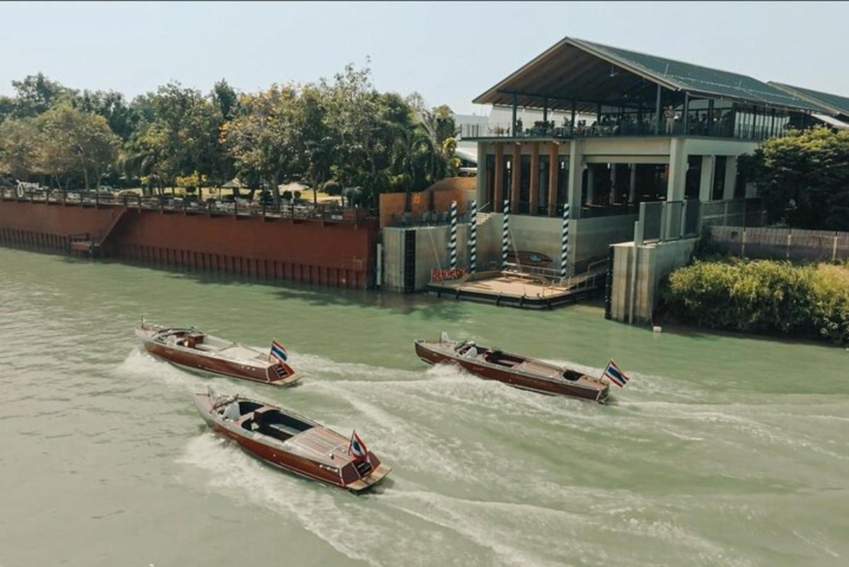 zwei Boote im Wasser vor einem Gebäude