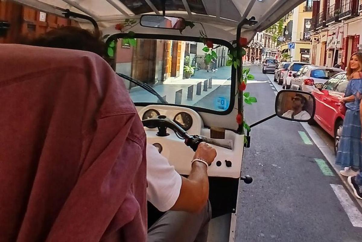 inimene, kes juhib bussi linnatänaval