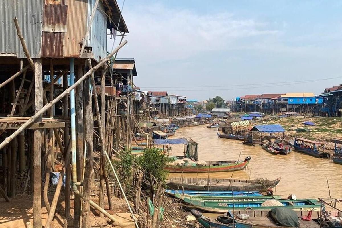 một nhóm thuyền trên sông bên cạnh các tòa nhà