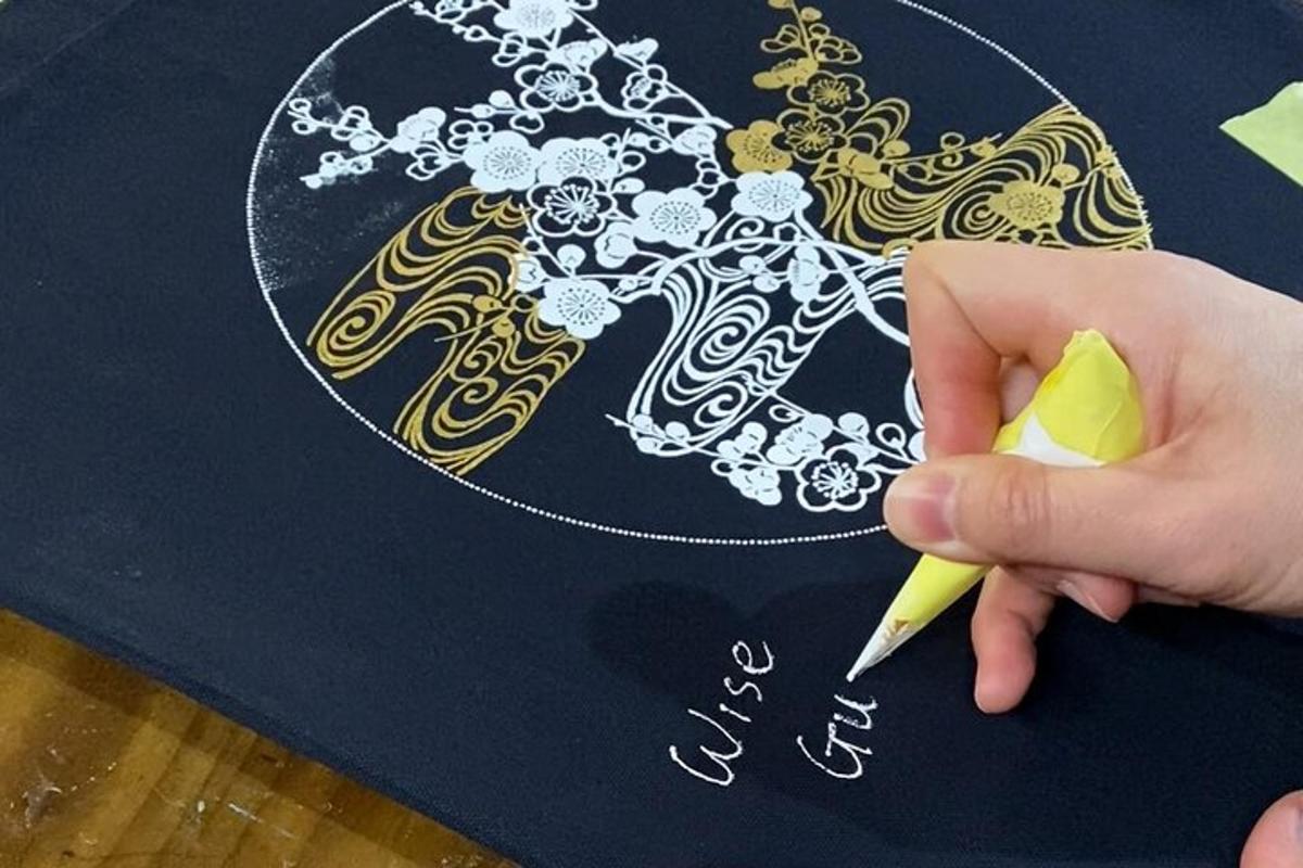 osoba wycinająca wzór ołówkiem