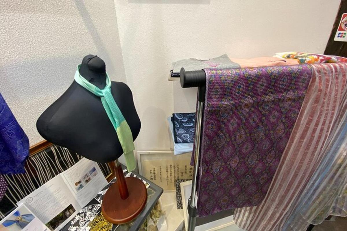 une chambre avec un lit avec une lampe et une table