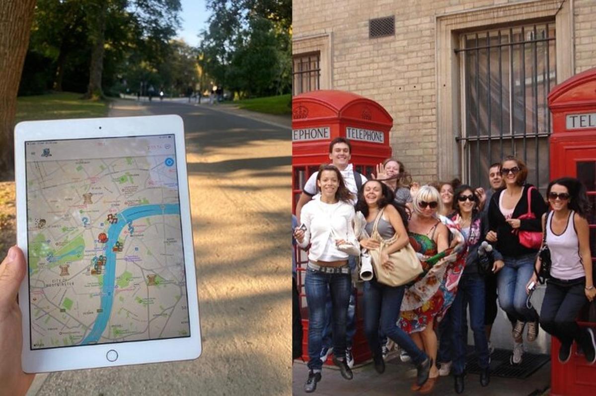 Un grupo de personas de pie frente a un mapa.