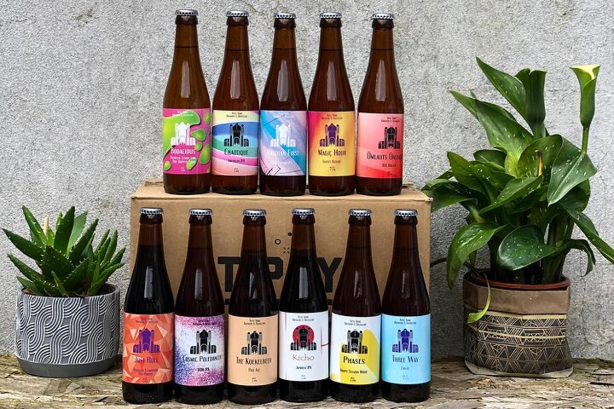 un gruppo di bottiglie di birra su una cassa di legno