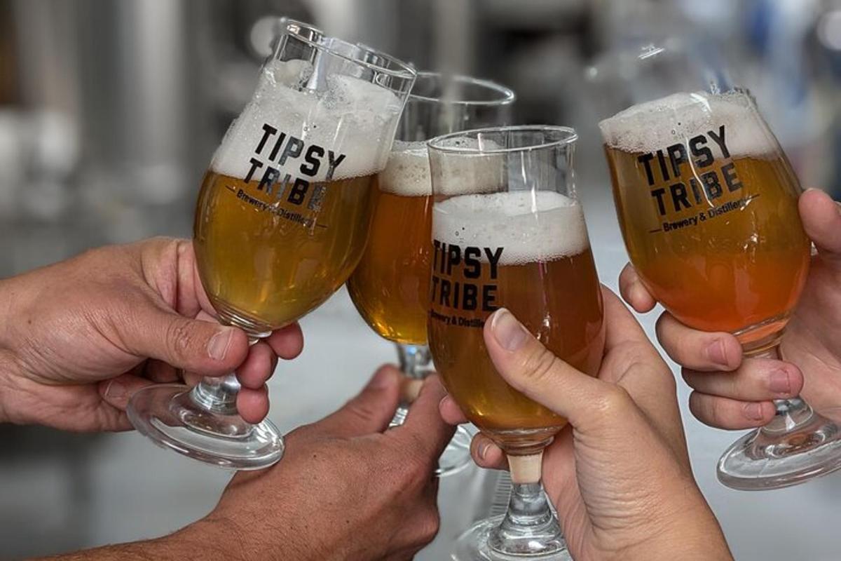 un gruppo di persone che reggono quattro bicchieri di birra