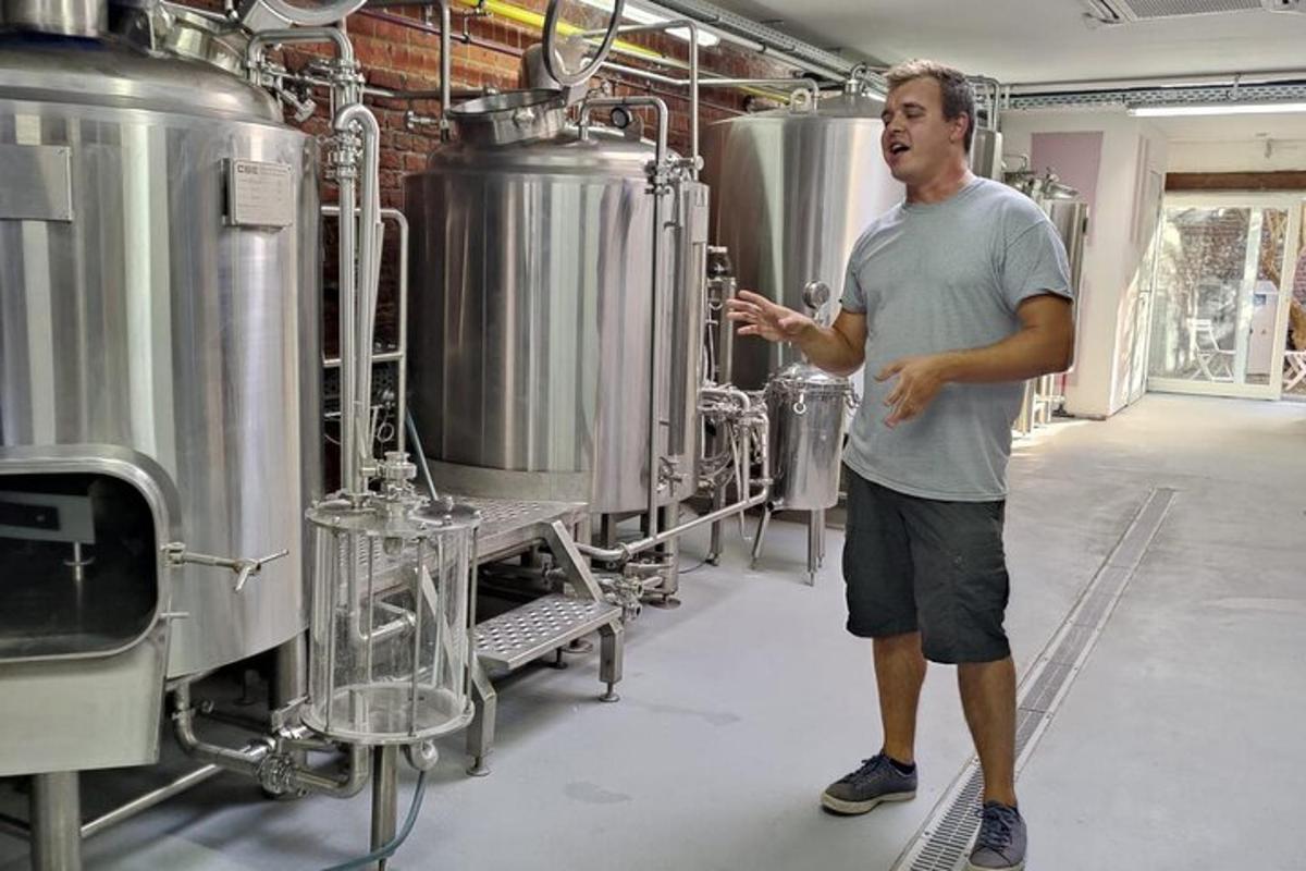 un uomo in piedi davanti a un birrificio