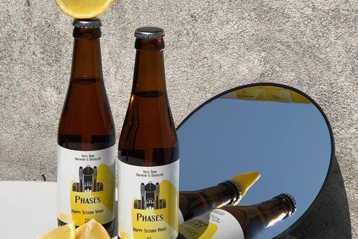 dve steklenici piva pred ogledalom
