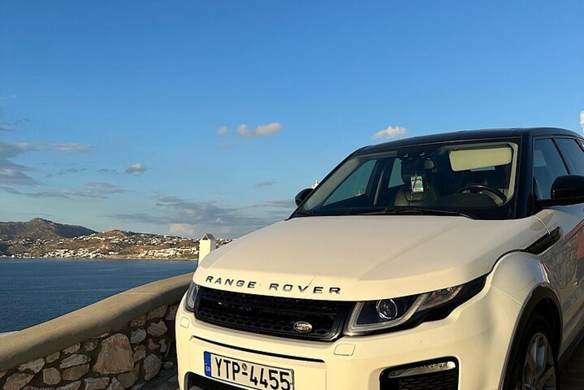 bílé auto zaparkované na zdi u vody