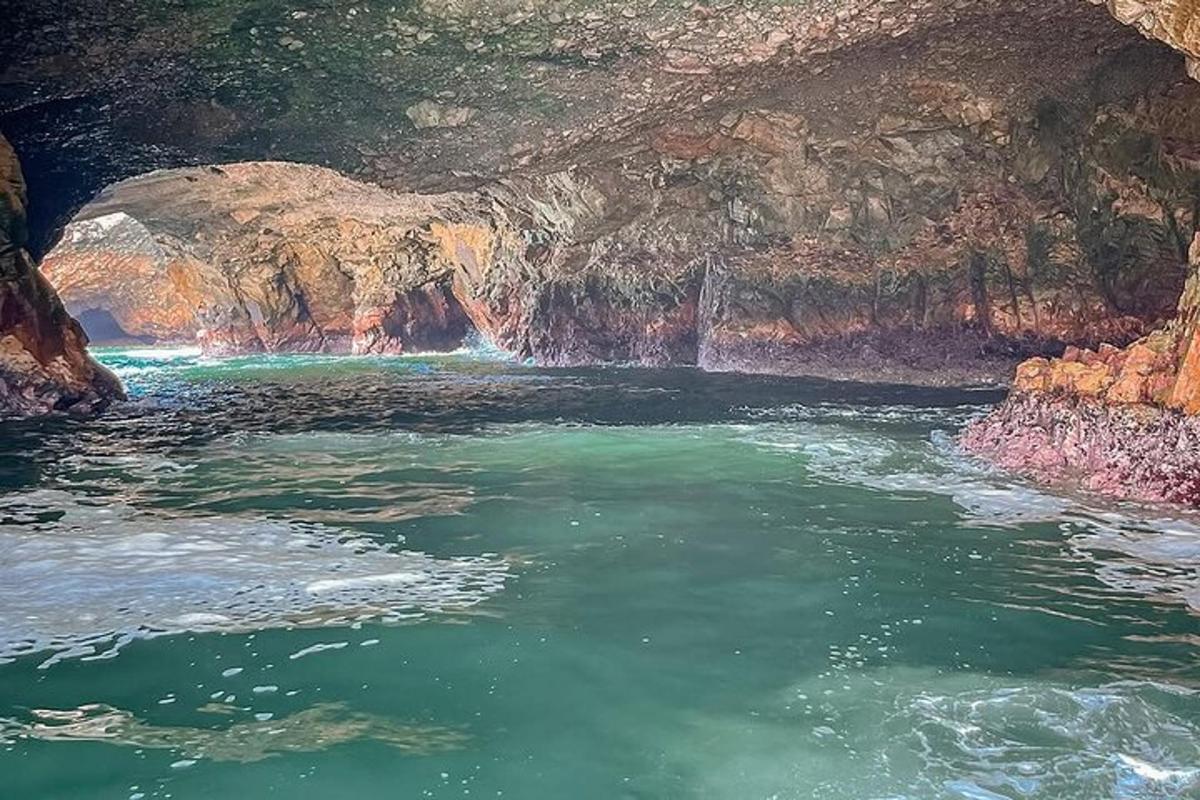 kolam air dalam gua dengan air terjun