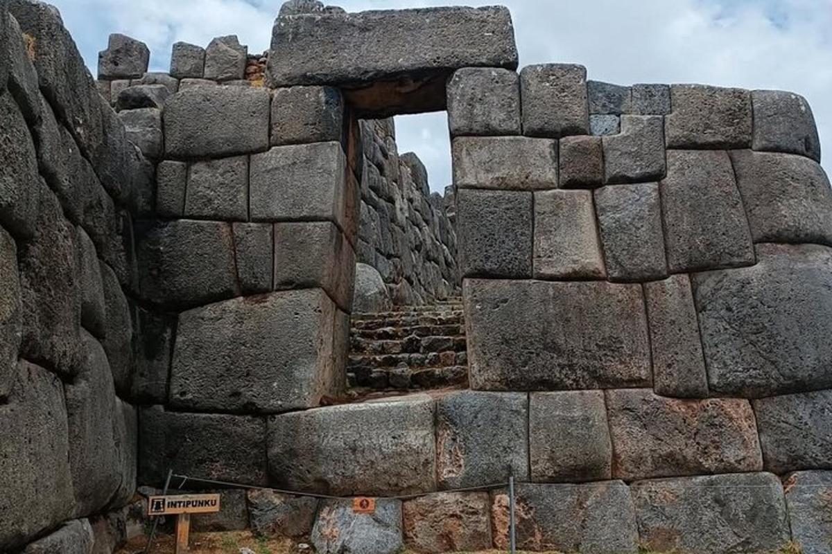 dinding batu dengan lubang di dalamnya