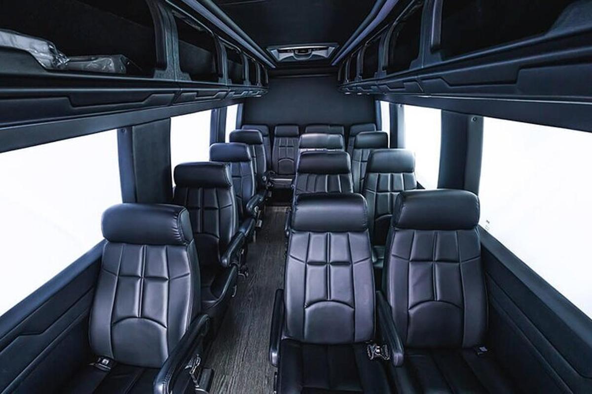 skupina prázdných sedadel v autobuse