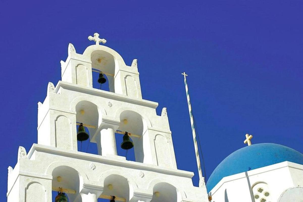 egy fehér templomtorony harangtoronnyal