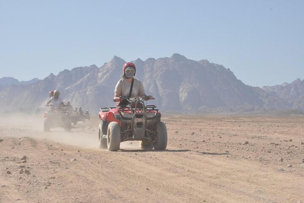 due persone in moto su una strada sterrata