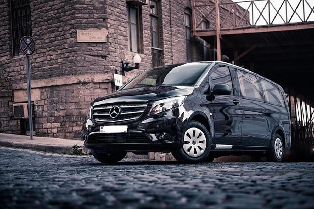 Un coche negro estacionado al costado de una calle