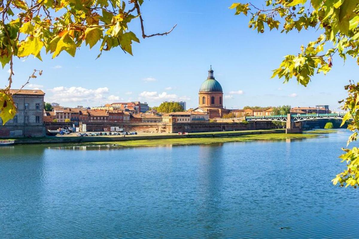 una vista di una città con un fiume e un ponte