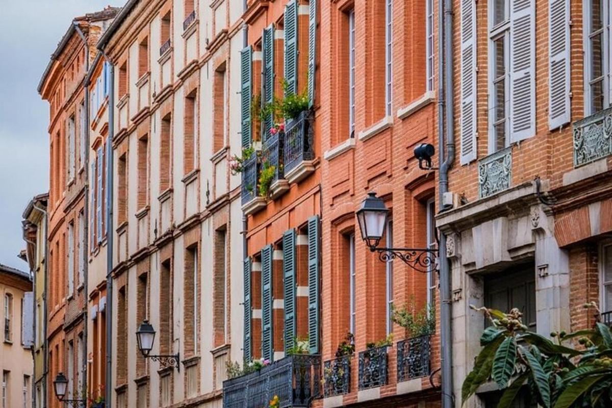 una fila di alti edifici in mattoni con finestre e balconi