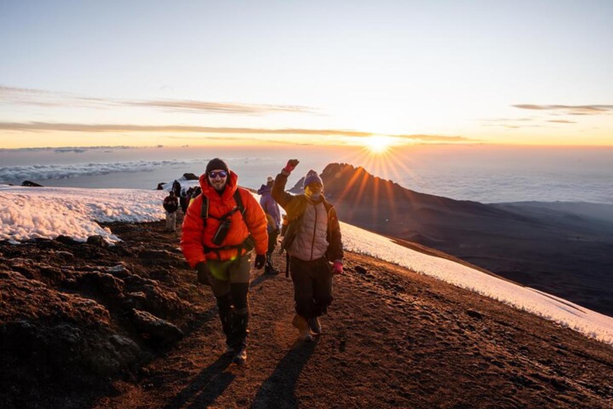 eine Gruppe von Menschen, die bei Sonnenuntergang einen Berg hinaufgehen
