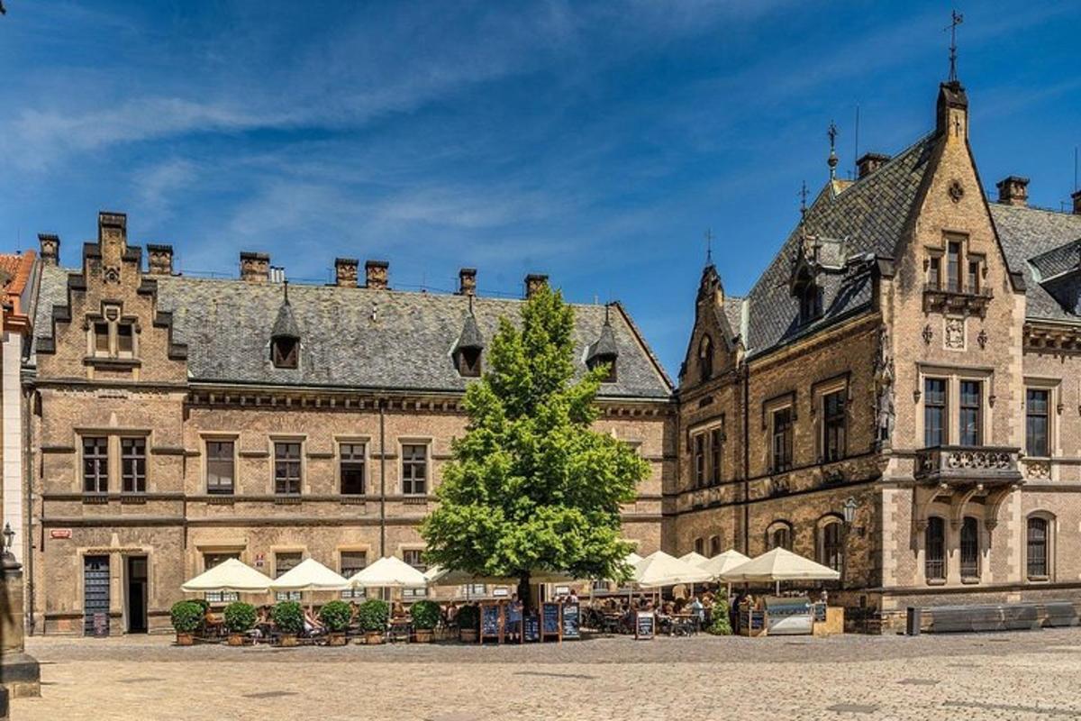 ein großes Gebäude mit einem Baum davor