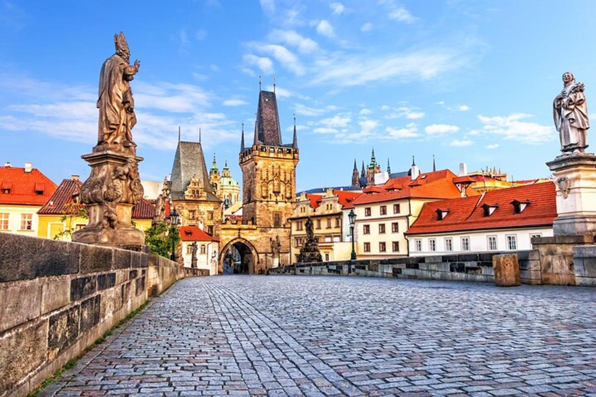 eine Kopfsteinpflasterstraße in einer Stadt mit einer Statue