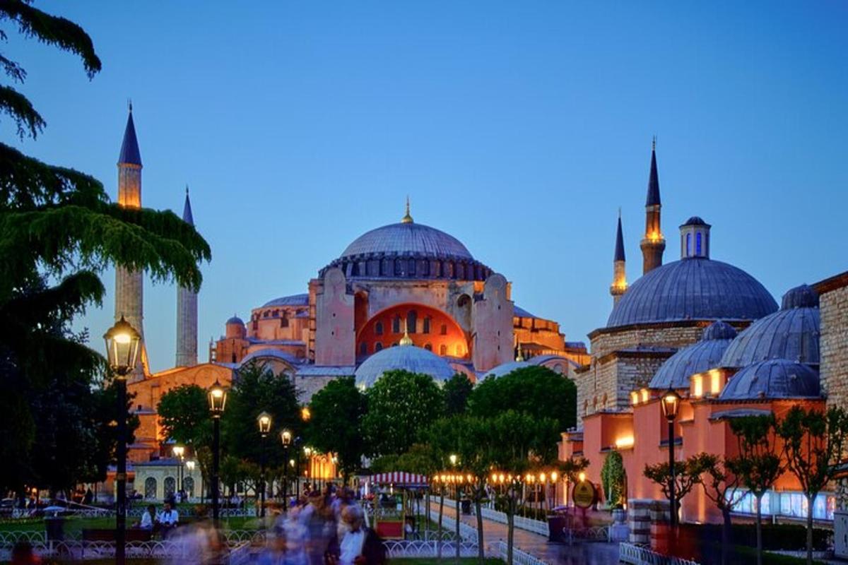 o clădire mare cu cupole albastre și o moschee