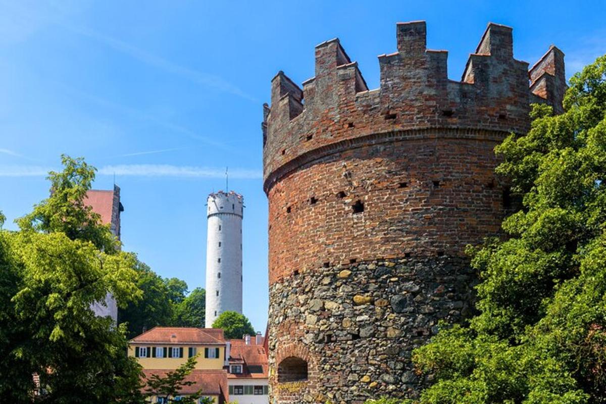 un vecchio castello di mattoni con due torri sullo sfondo