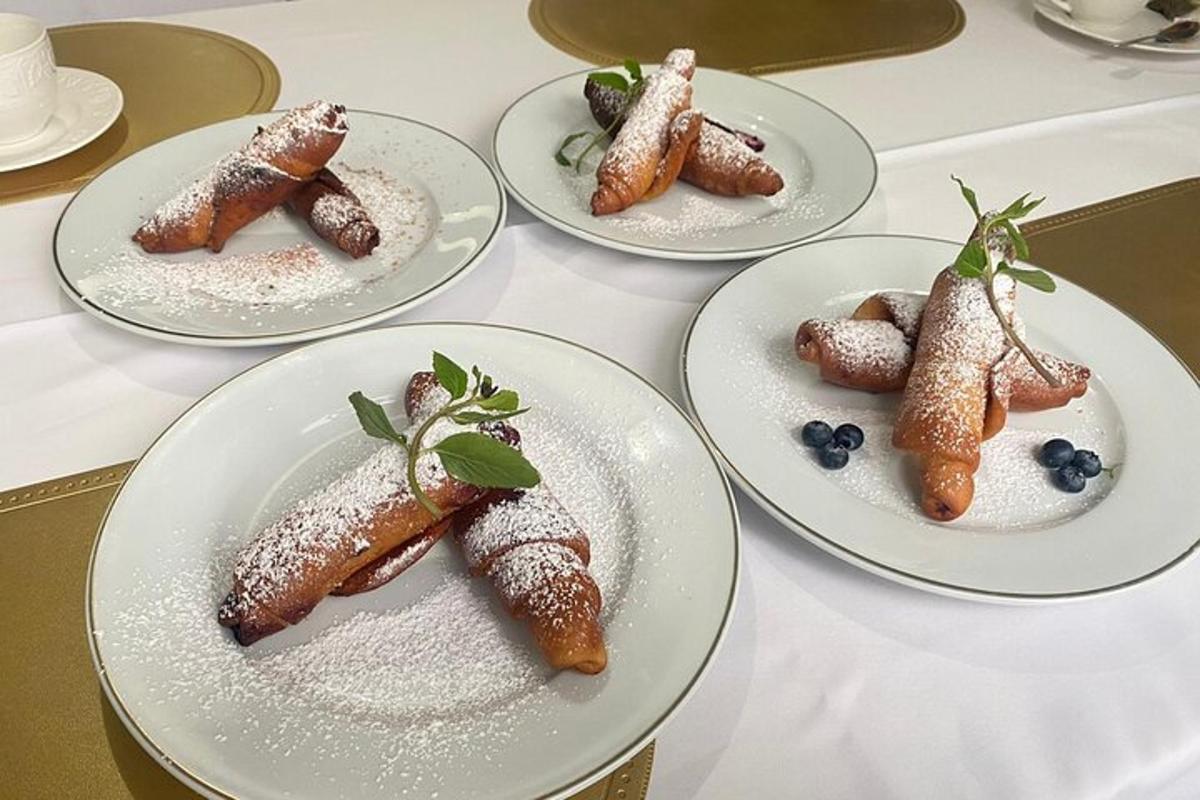 un gruppo di piatti di cibo su un tavolo